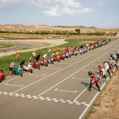 Las Vespas toman MotorLand durante 6 intensas horas