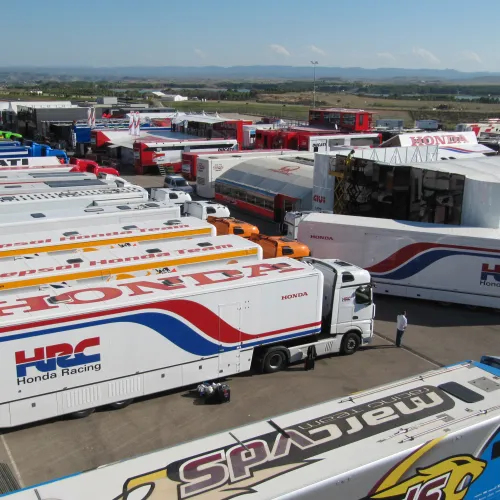 Los equipos y organización de MotoGP comienzan a llenar de colorido el paddock de MotorLand