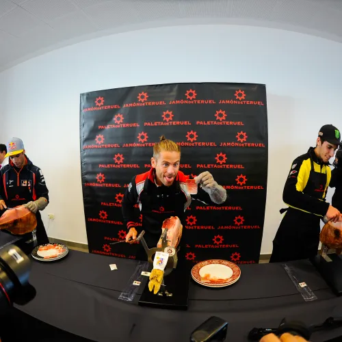 Los pilotos del mundial de MotoGP degustan el sabor del Jamón de Teruel en MotorLand