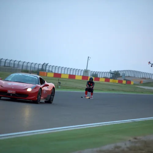 MotorLand es escenario del espectacular récord del mundo de esquí sobre asfalto de Jan Farrell