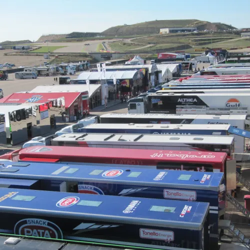 Los equipos, pilotos y organización del mundial de Superbikes desembarcan en MotorLand
