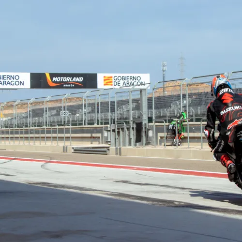 Alex Rins, Gabri Rodrigo y Peter Hickman calientan motores en Motorland Aragón antes de partir hacia el mundial.