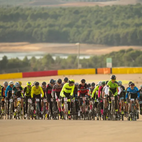 Las bicicletas invaden MotorLand en la primera jornada de La Invernal