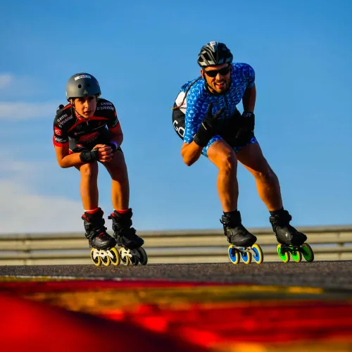 ADETeruel tiñe de azul La Inverna, la carrera solidaria del año en Motorland Aragón 