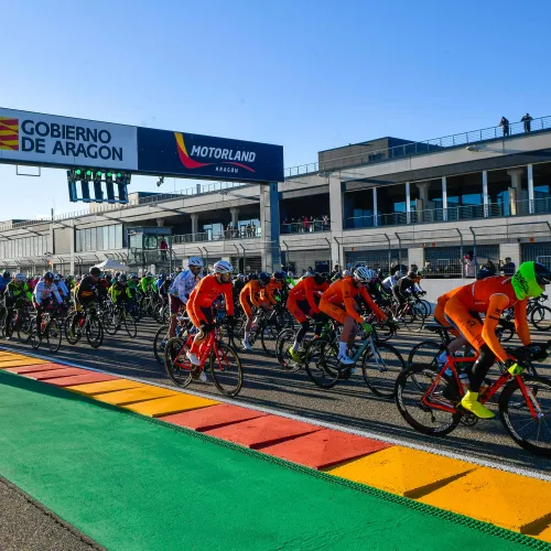 Las bicicletas salen a la pista y brillan el primer día de La Invernal