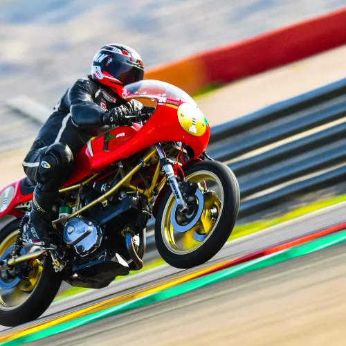 Miles de asistentes reviven el espíritu del clásico en Motorland Aragón