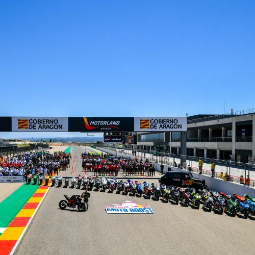 Dani Pedrosa rueda en MotoStudent con los ingenieros del futuro
