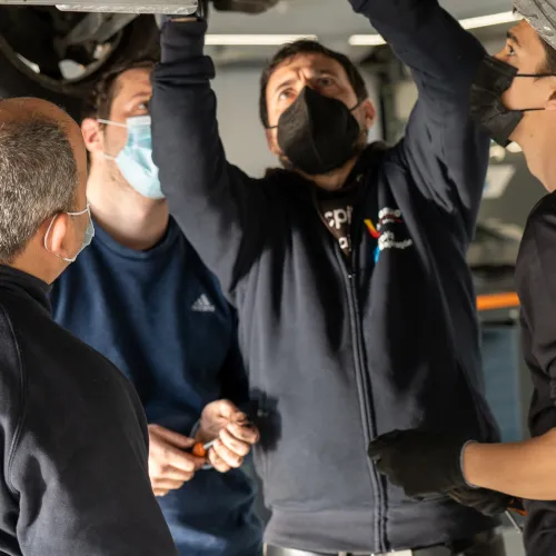 Alumnos del Grado Superior de Automoción realizan sus prácticas en Motorland Aragón.