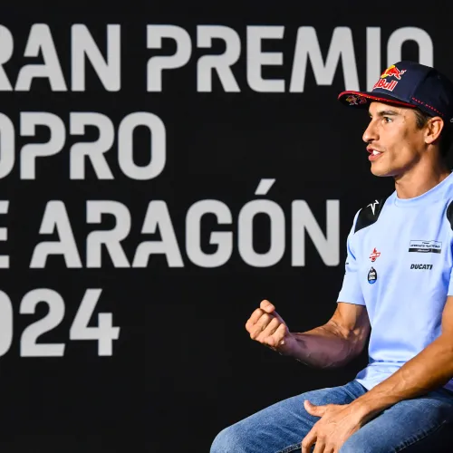 Los aficionados de MotoGP llenan el Pit Lane Walk del Gran Premio GoPro de Aragón el día previo a que comience la acción en MotorLand