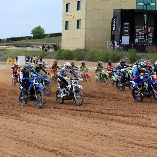 Los mejores pilotos del Motocross de Élite compitiendo en Motorland Aragón.
