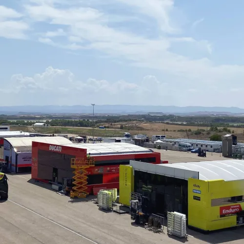 Los equipos de MotoGP visten el paddock de MotorLand a tan sólo dos días del comienzo del Gran Premio GoPro de Aragón