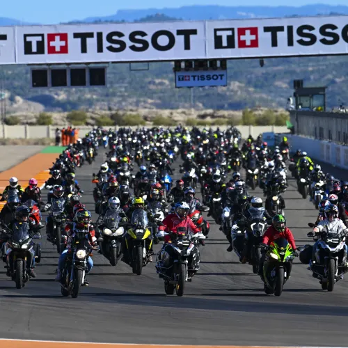 La Fan Bike Parade de Superbikes une Alcañiz y MotorLand con cientos de participantes